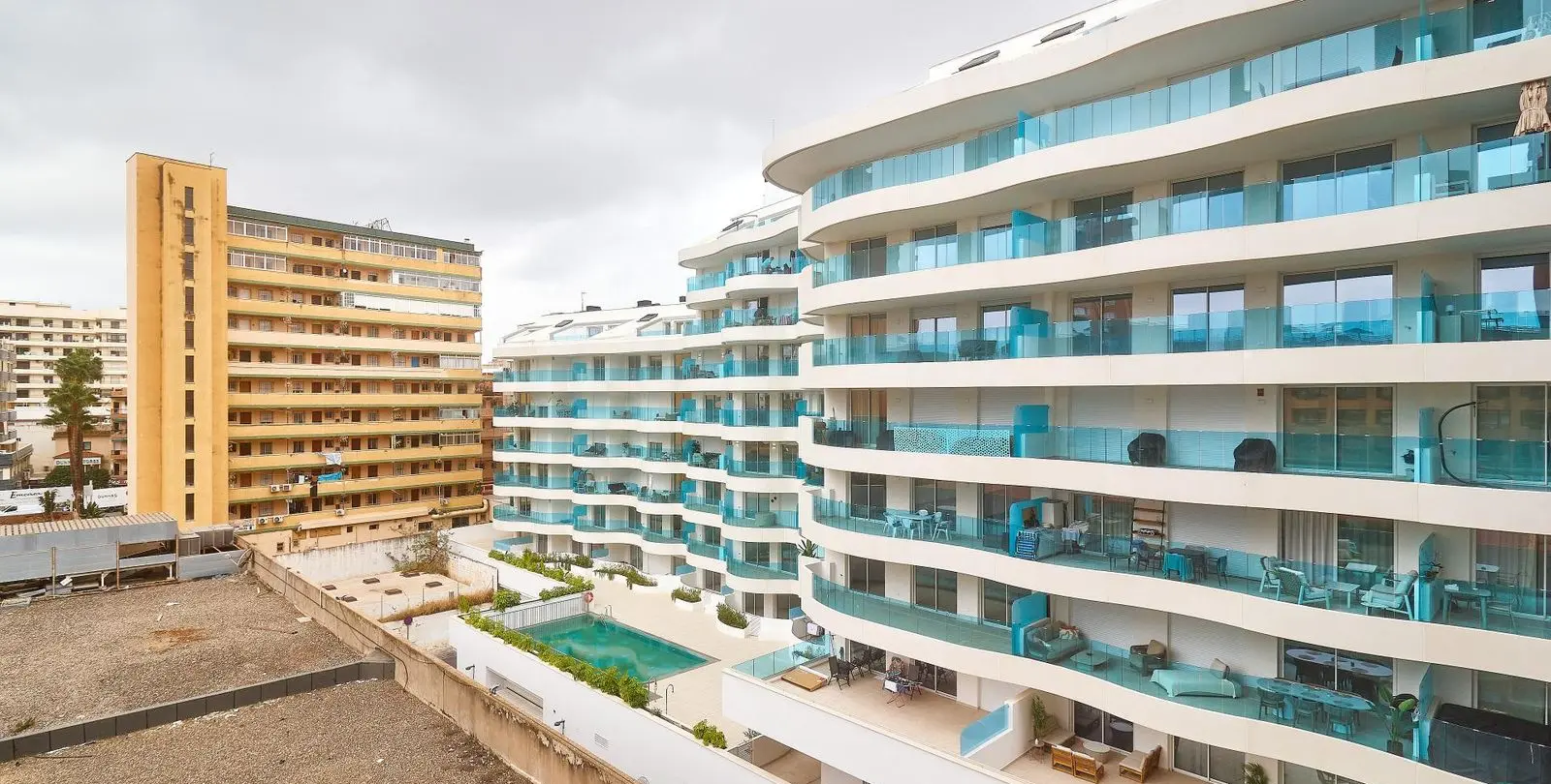 Sale of middle floor apartment in Fuengirola 2