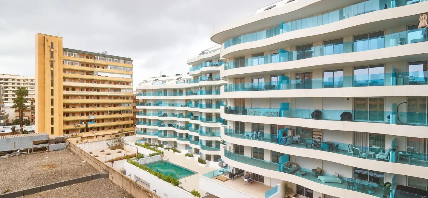Sale of middle floor apartment in Fuengirola 1