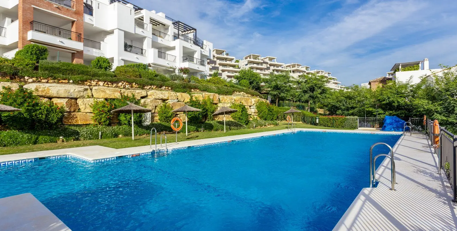 Продажа апартаментов на среднем этаже в Los Arqueros 13