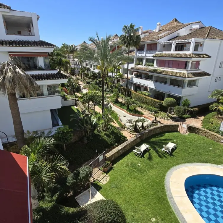 Sale of middle floor apartment in The Golden Mile