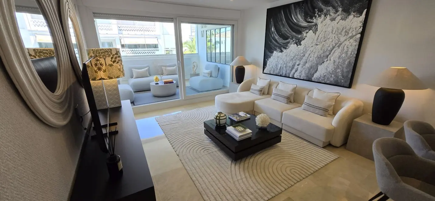 Продажа апартаментов на среднем этаже в The Golden Mile 1