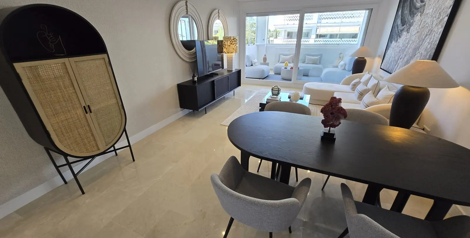 Продажа апартаментов на среднем этаже в The Golden Mile 6