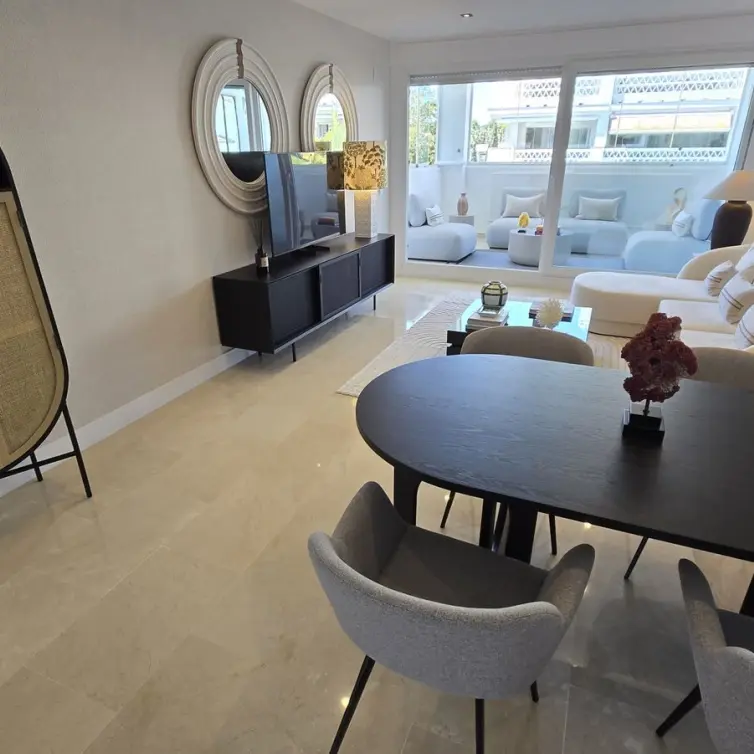 Sale of middle floor apartment in The Golden Mile