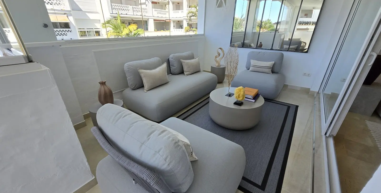 Продажа апартаментов на среднем этаже в The Golden Mile 8