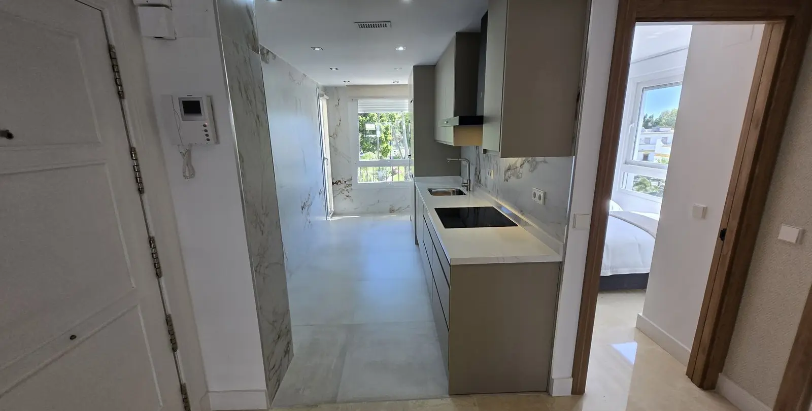 Продажа апартаментов на среднем этаже в The Golden Mile 13