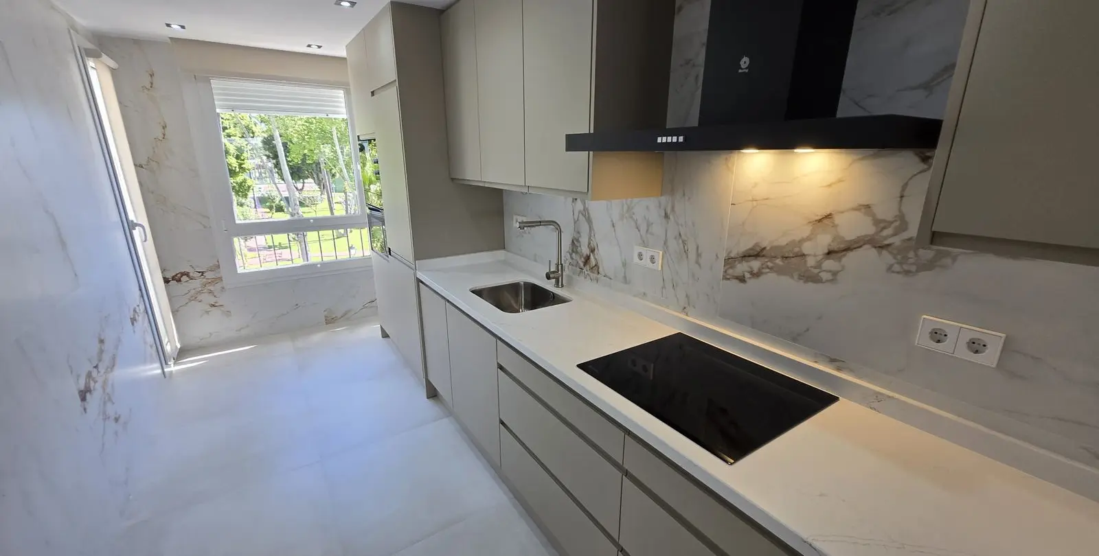 Продажа апартаментов на среднем этаже в The Golden Mile 14
