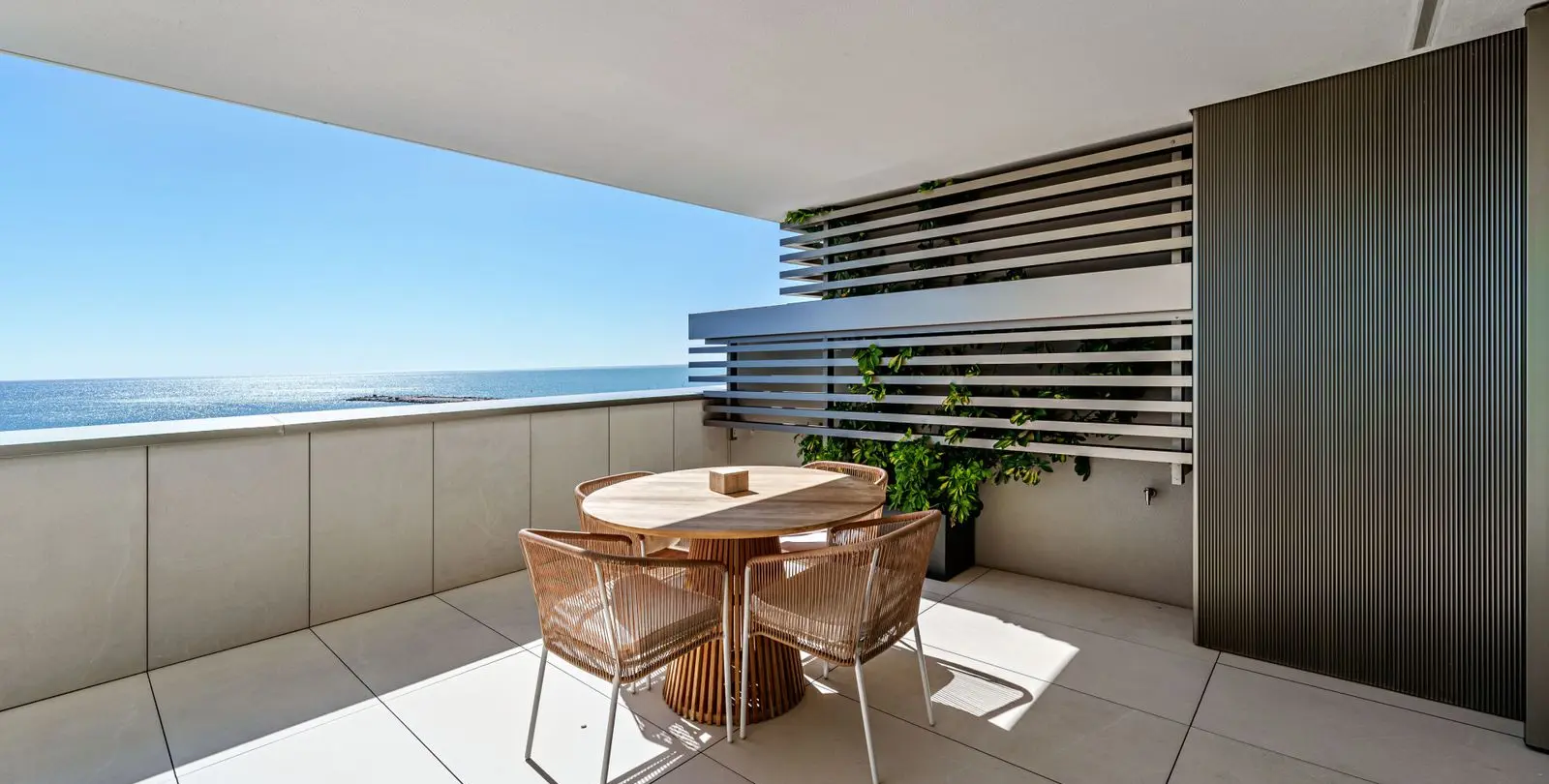 Sale of middle floor apartment in Pacífico 25