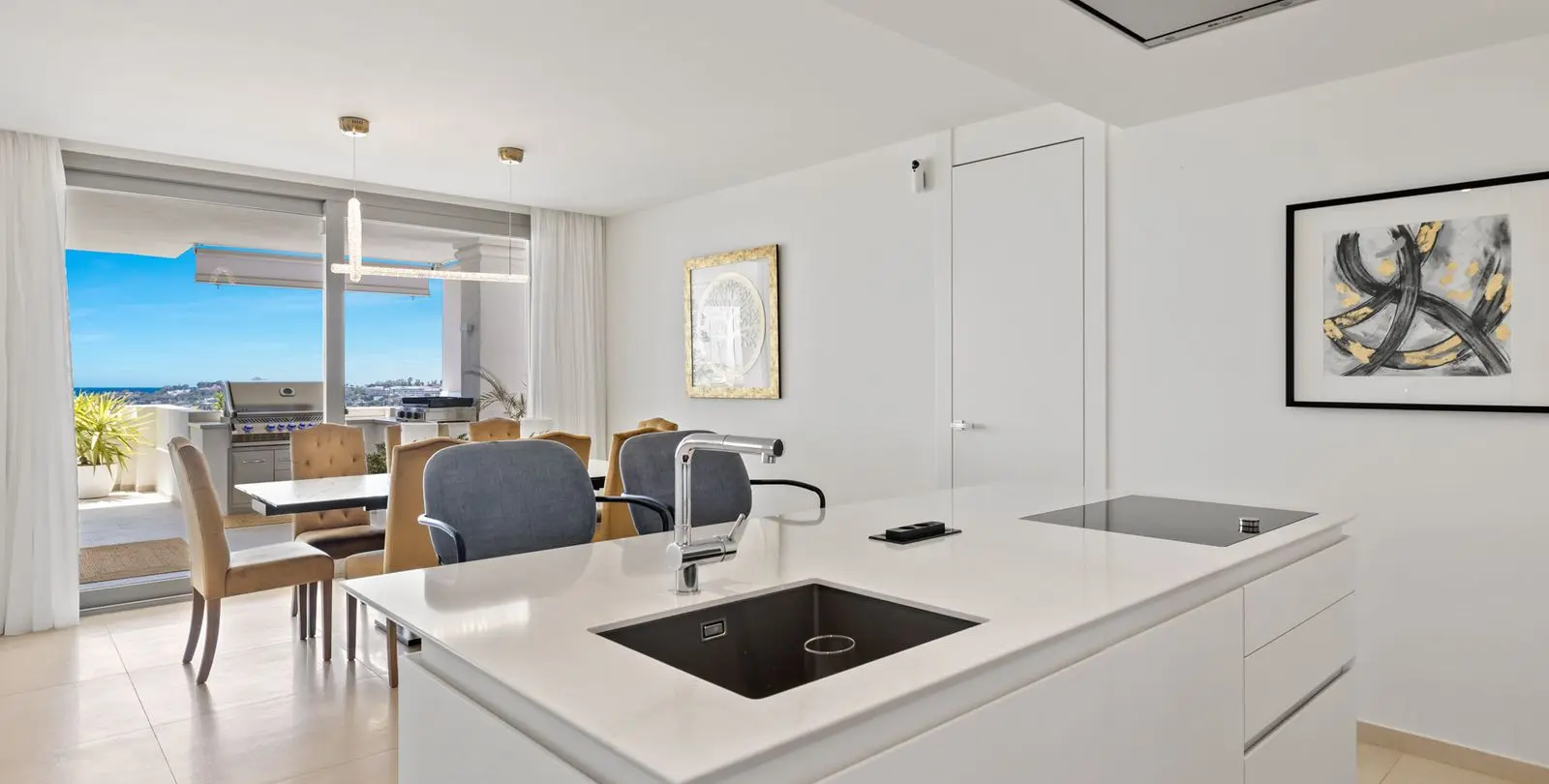 Venta de apartamento en planta media en Nueva Andalucía 3