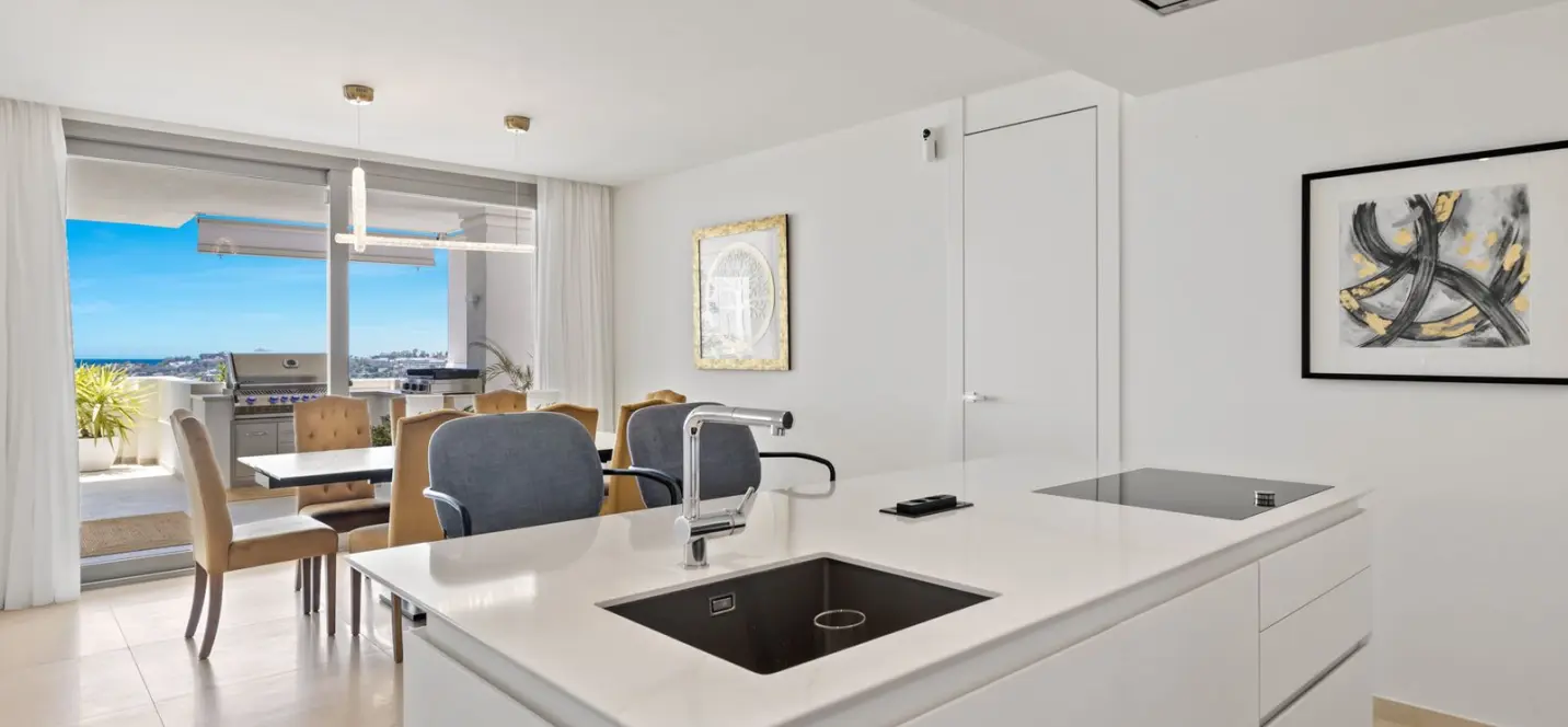 Venta de apartamento en planta media en Nueva Andalucía 2