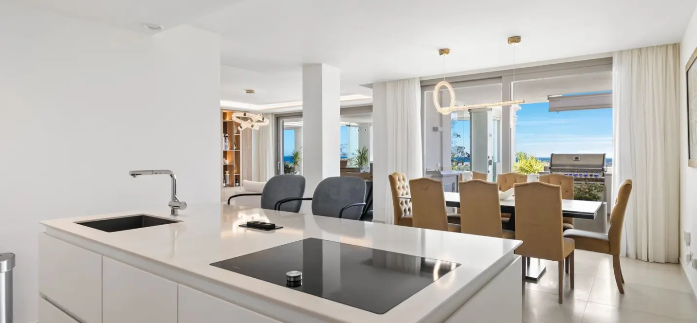 Venta de apartamento en planta media en Nueva Andalucía 3