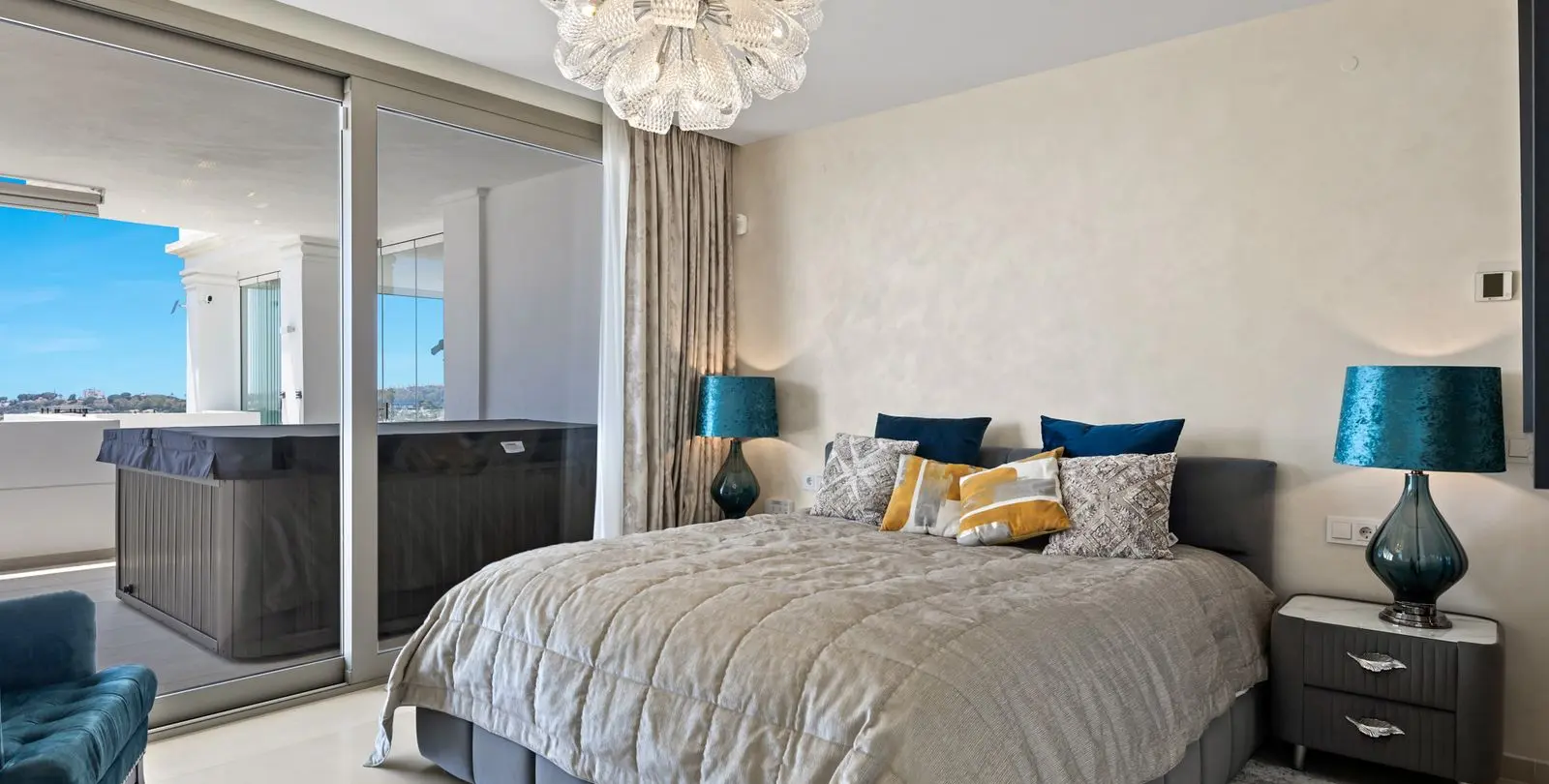 Venta de apartamento en planta media en Nueva Andalucía 15