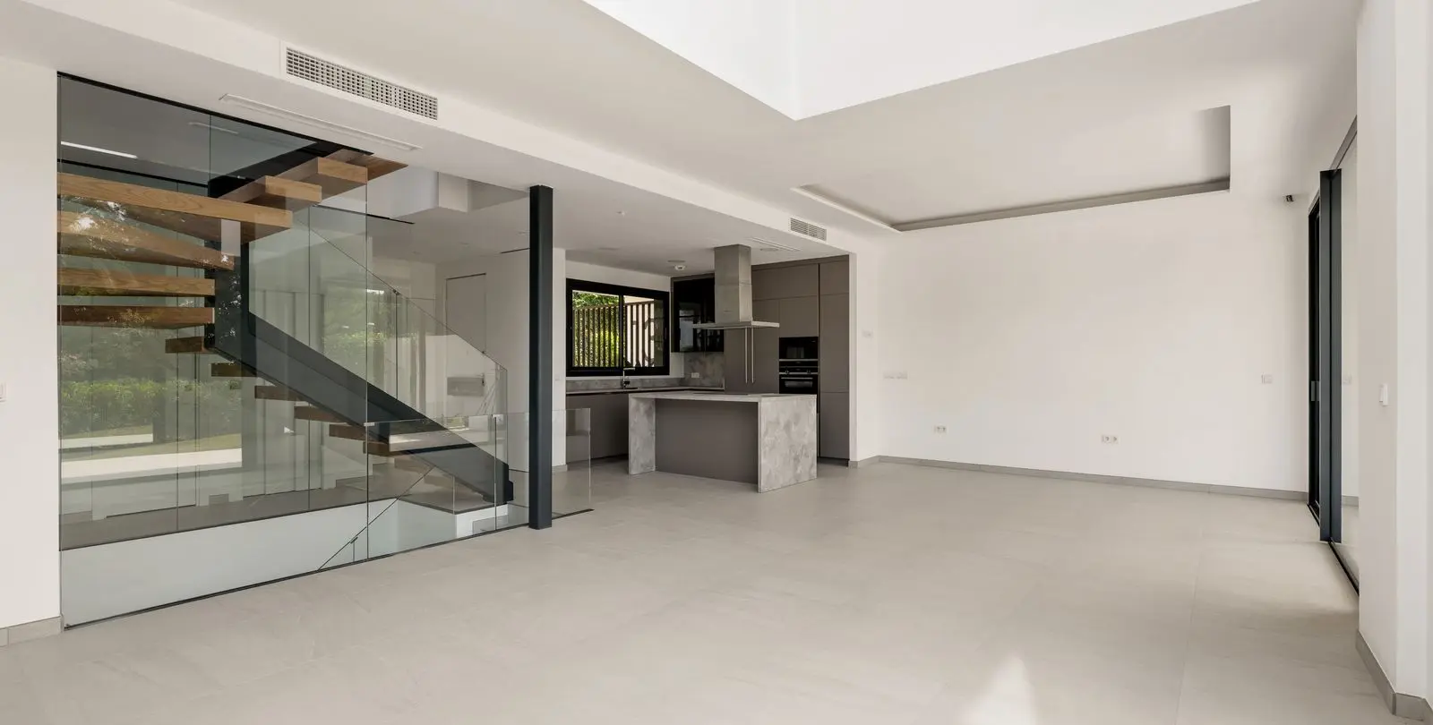 Sale of semi-detached house in Río Real 9