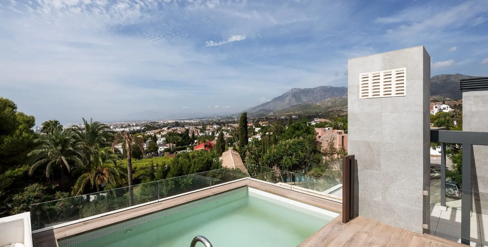 Sale of semi-detached house in Río Real 23