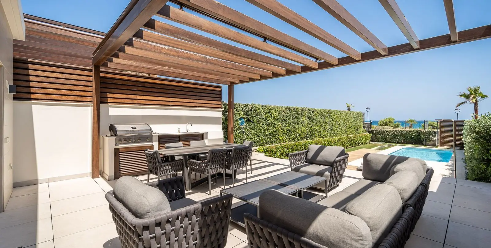Sale of townhouse in Estepona 2