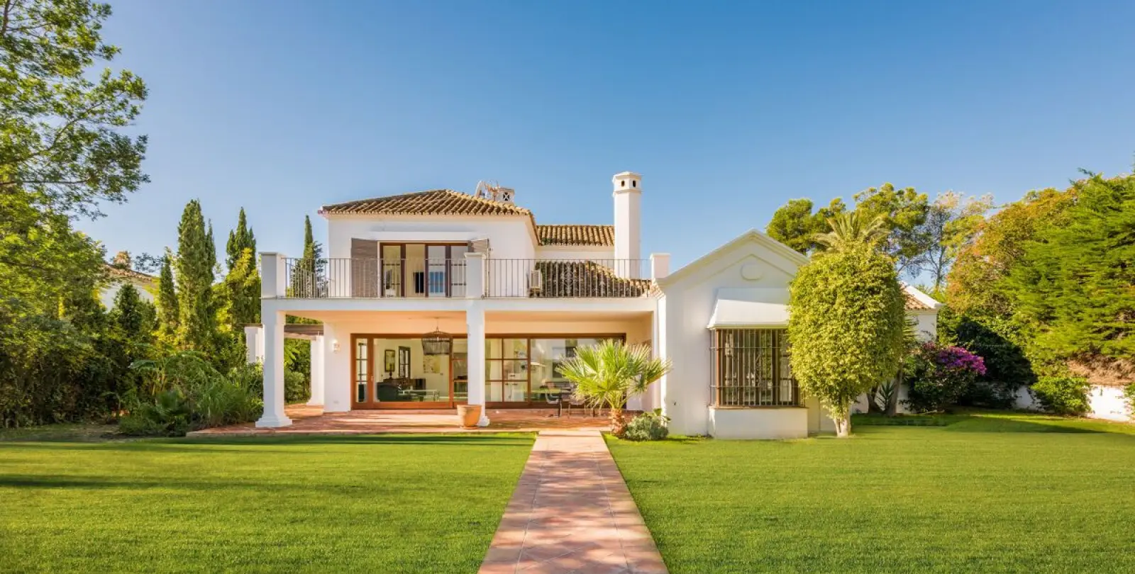 Sale of detached villa in Guadalmina Baja 1