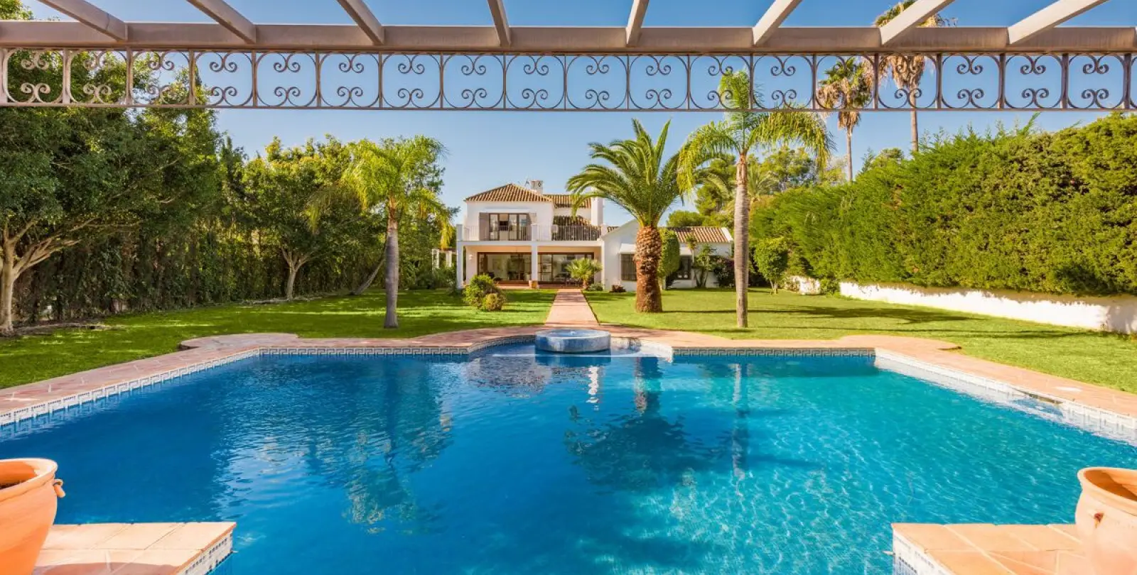 Sale of detached villa in Guadalmina Baja 3