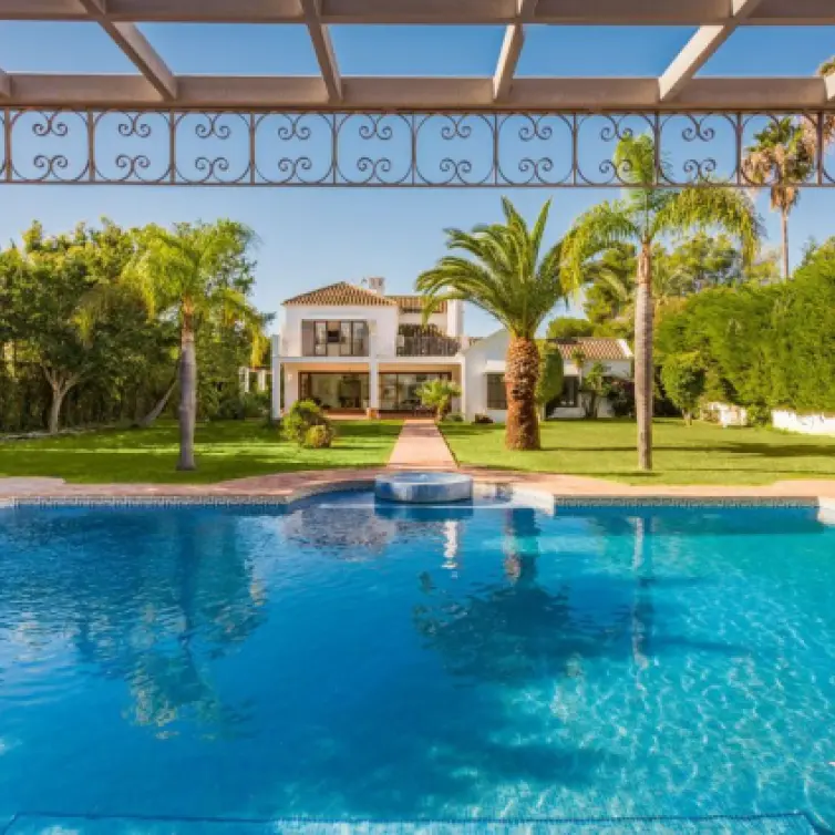 Venta de villa independiente en Guadalmina Baja