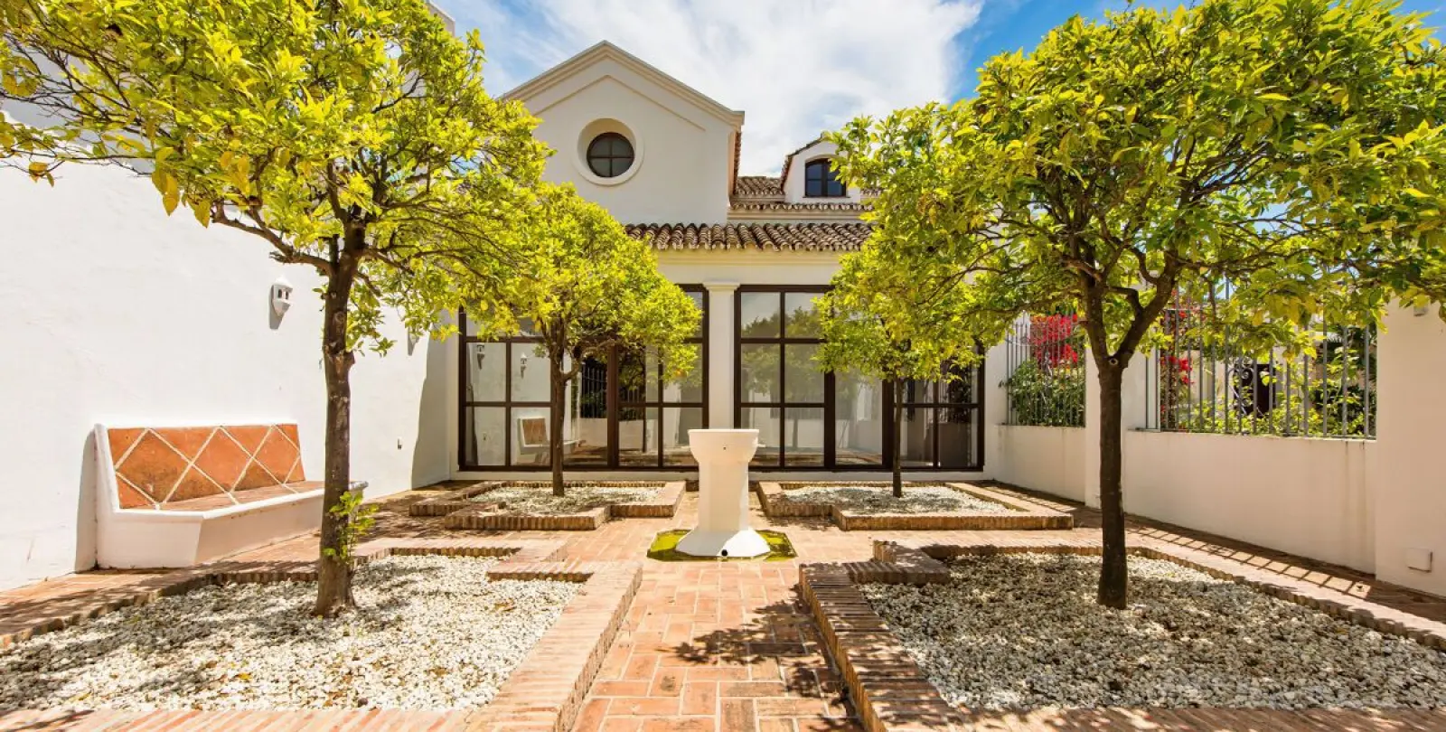 Sale of detached villa in Guadalmina Baja 4