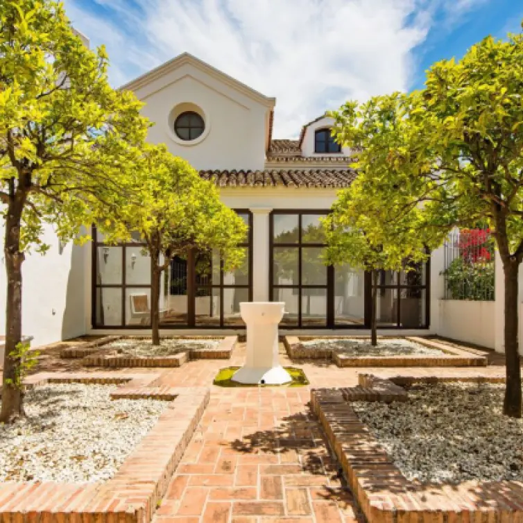 Venta de villa independiente en Guadalmina Baja