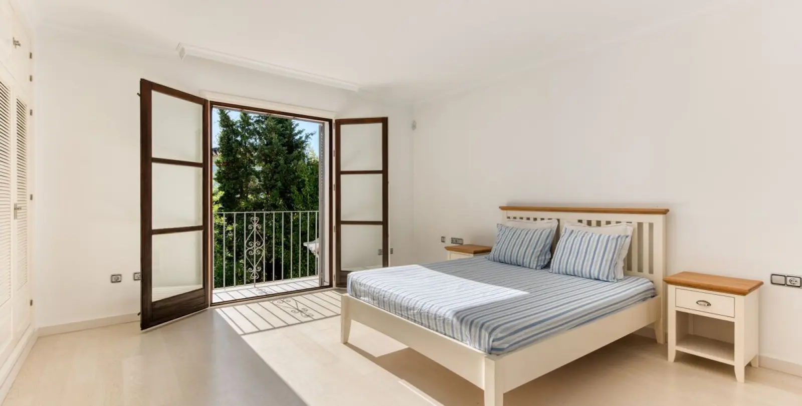 Sale of detached villa in Guadalmina Baja 11