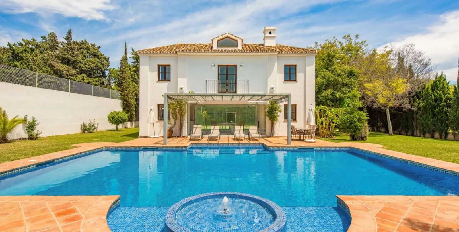 Sale of detached villa in Guadalmina Baja 19