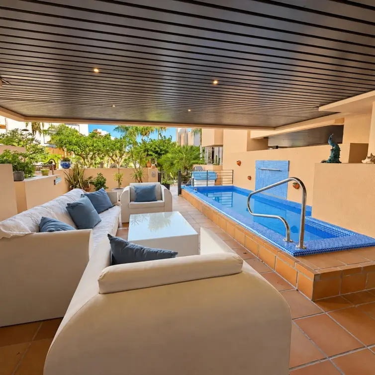 Продажа апартаментов на первом этаже в Estepona