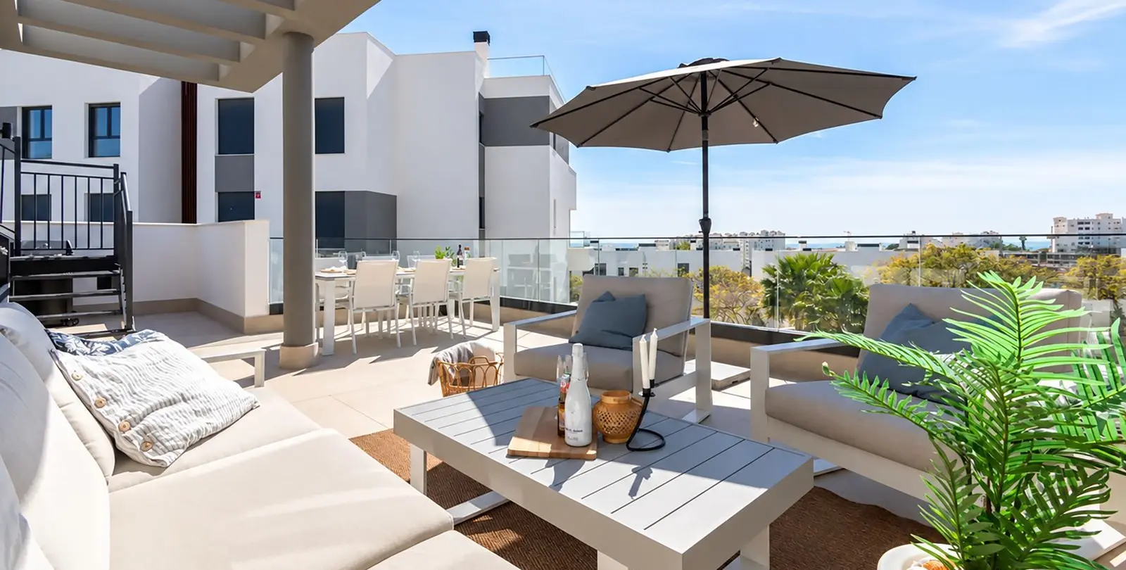 Продажа двухуровневого пентхауса в Estepona 1