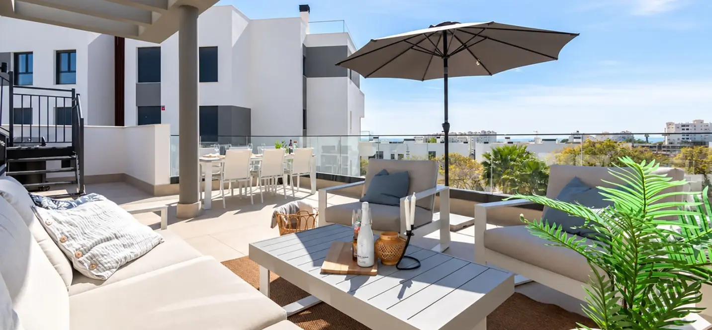 Продажа двухуровневого пентхауса в Estepona 0