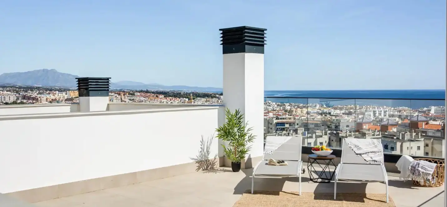 Продажа двухуровневого пентхауса в Estepona 1
