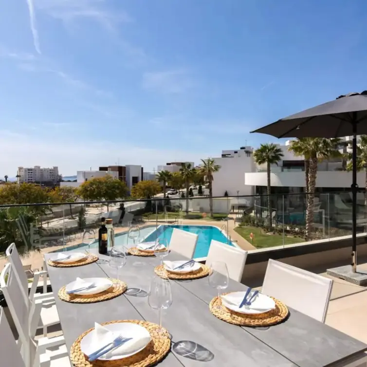 Продажа двухуровневого пентхауса в Estepona