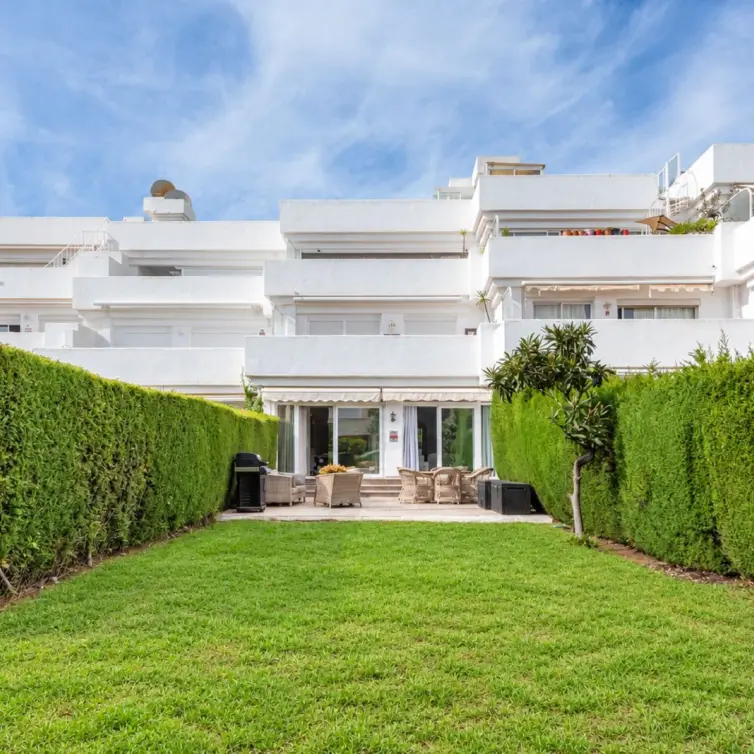 Sale of ground floor apartment in El Paraiso