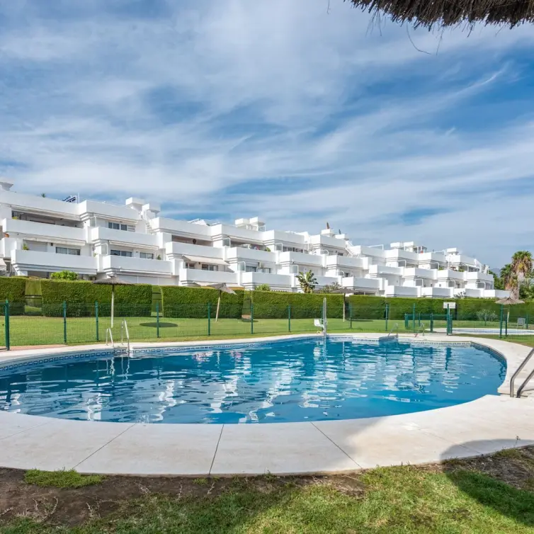 Sale of ground floor apartment in El Paraiso