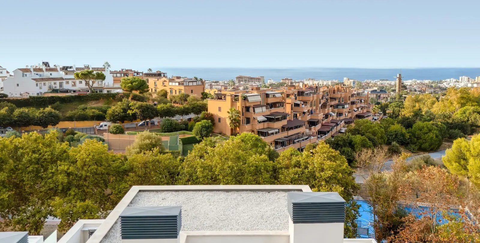 Venta de apartamento en planta media en Marbella 25