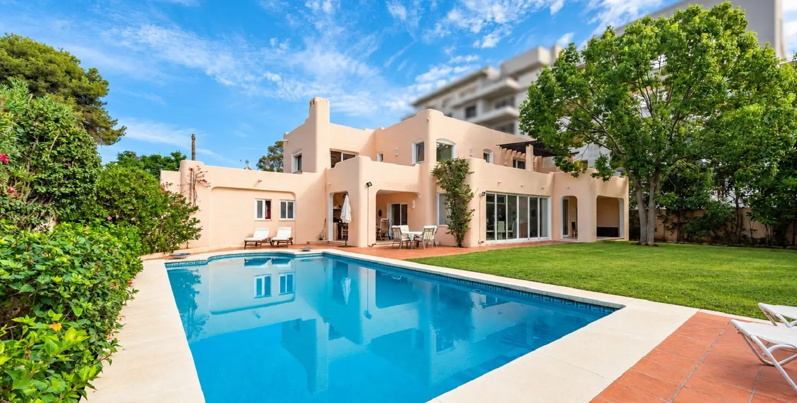 Venta de villa independiente en El Paraiso 1