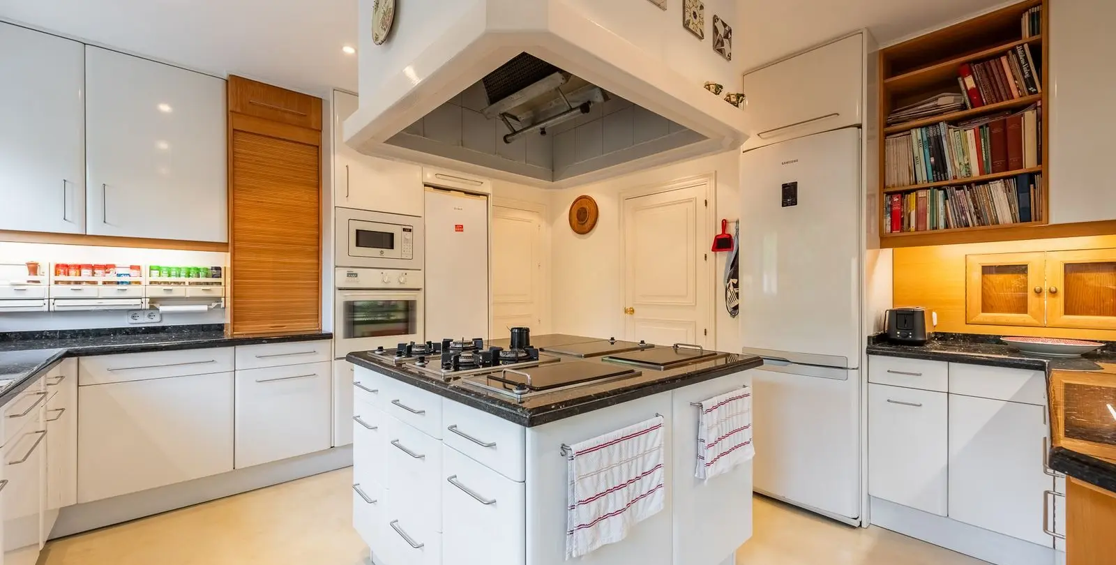 Venta de villa independiente en El Paraiso 7