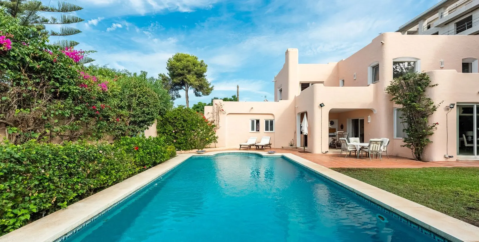 Venta de villa independiente en El Paraiso 9