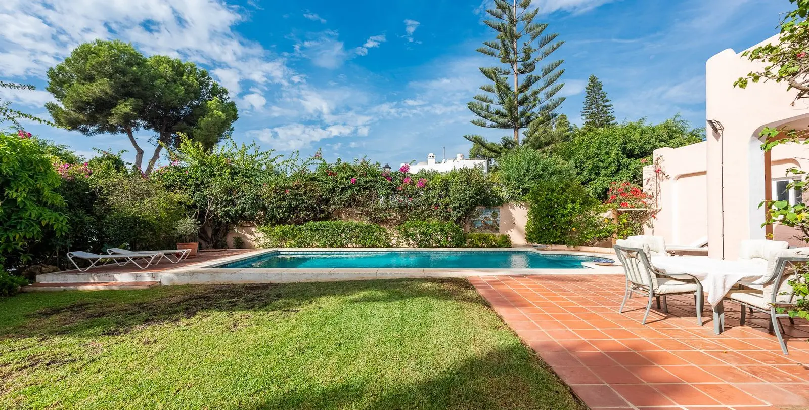 Venta de villa independiente en El Paraiso 10