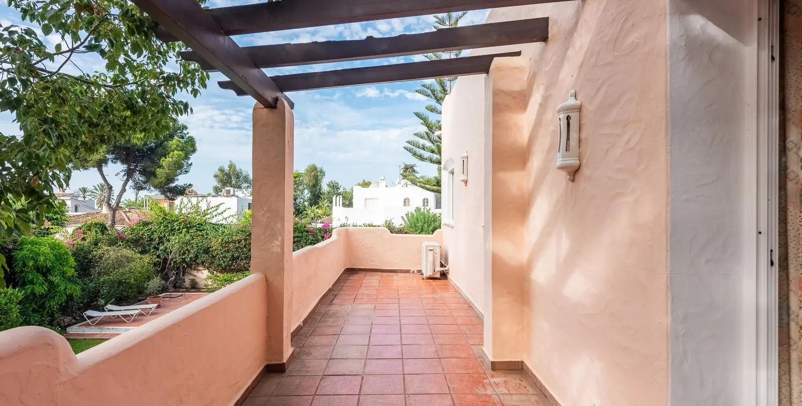 Venta de villa independiente en El Paraiso 33