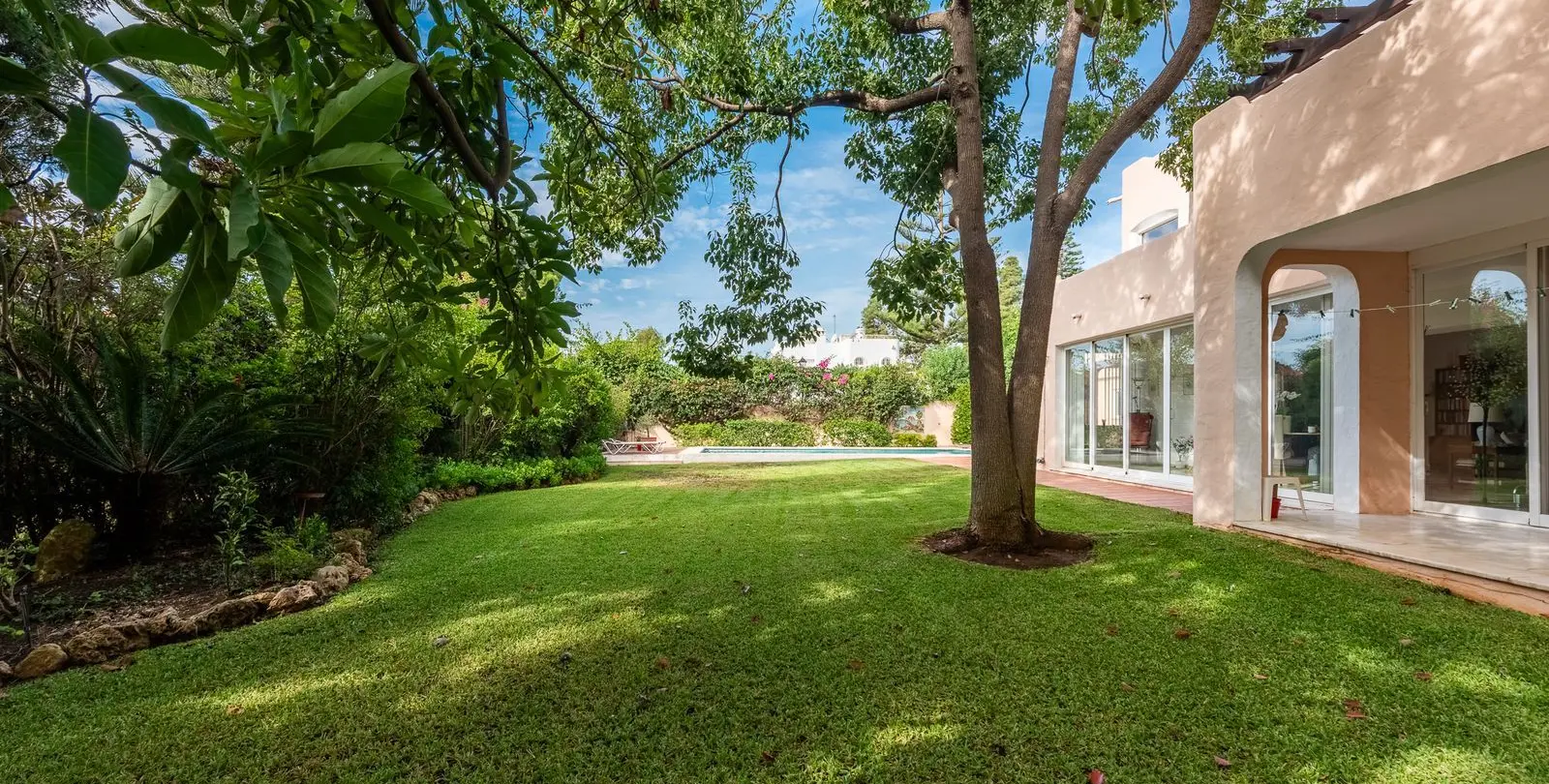 Venta de villa independiente en El Paraiso 35
