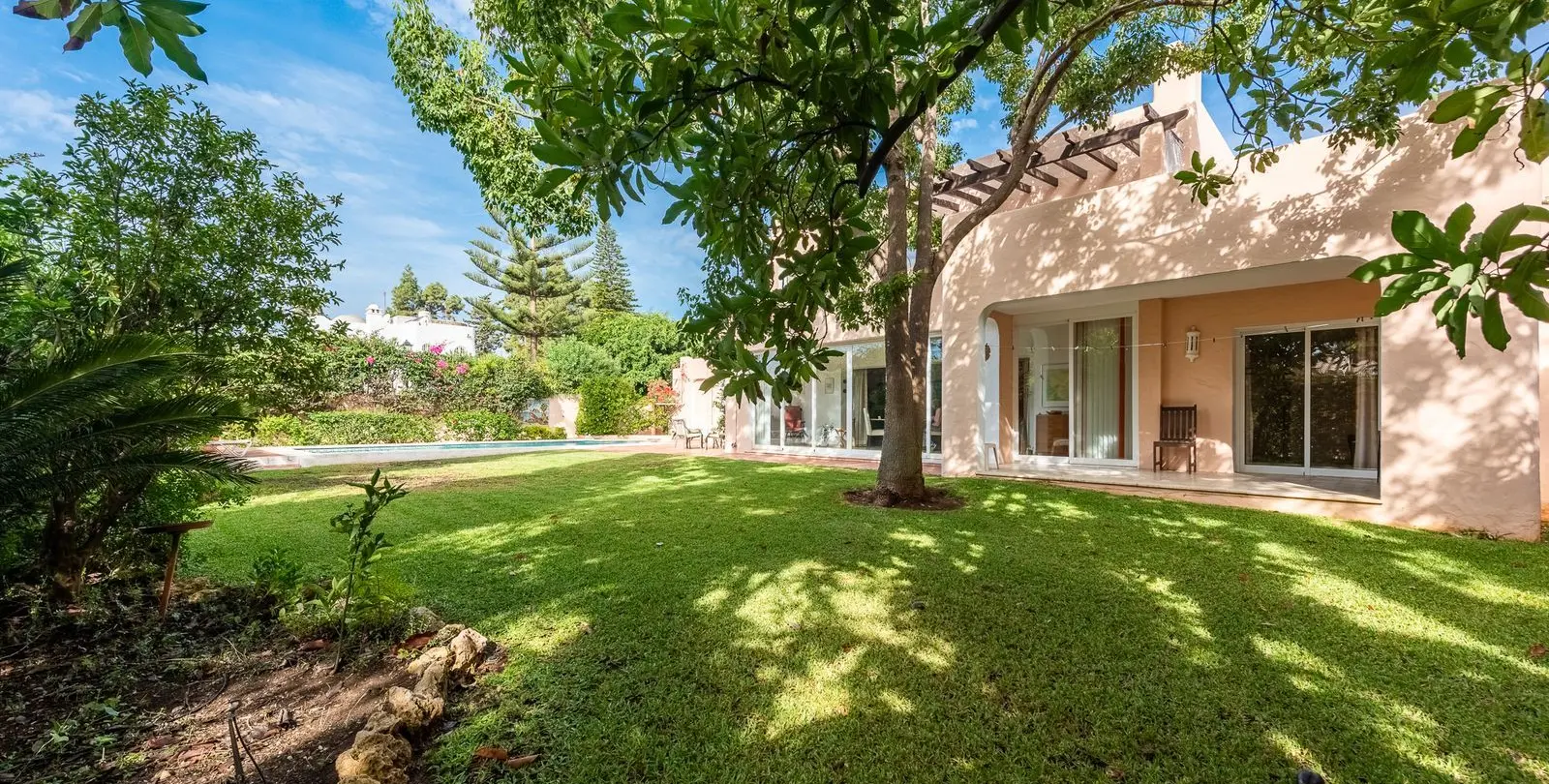 Venta de villa independiente en El Paraiso 36