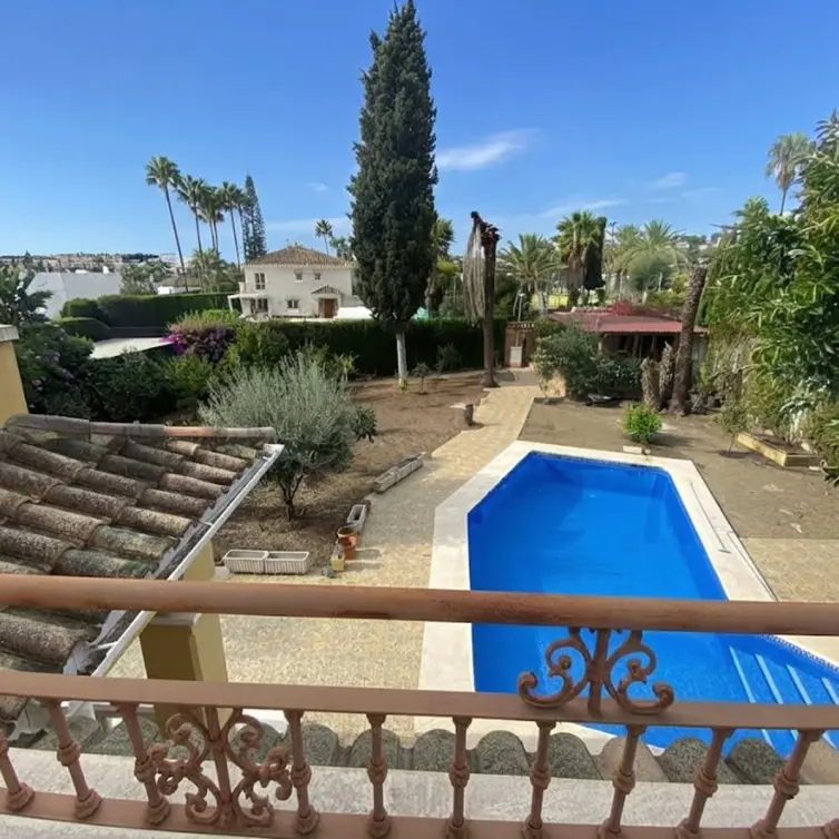 Venta de villa independiente en Nueva Andalucía