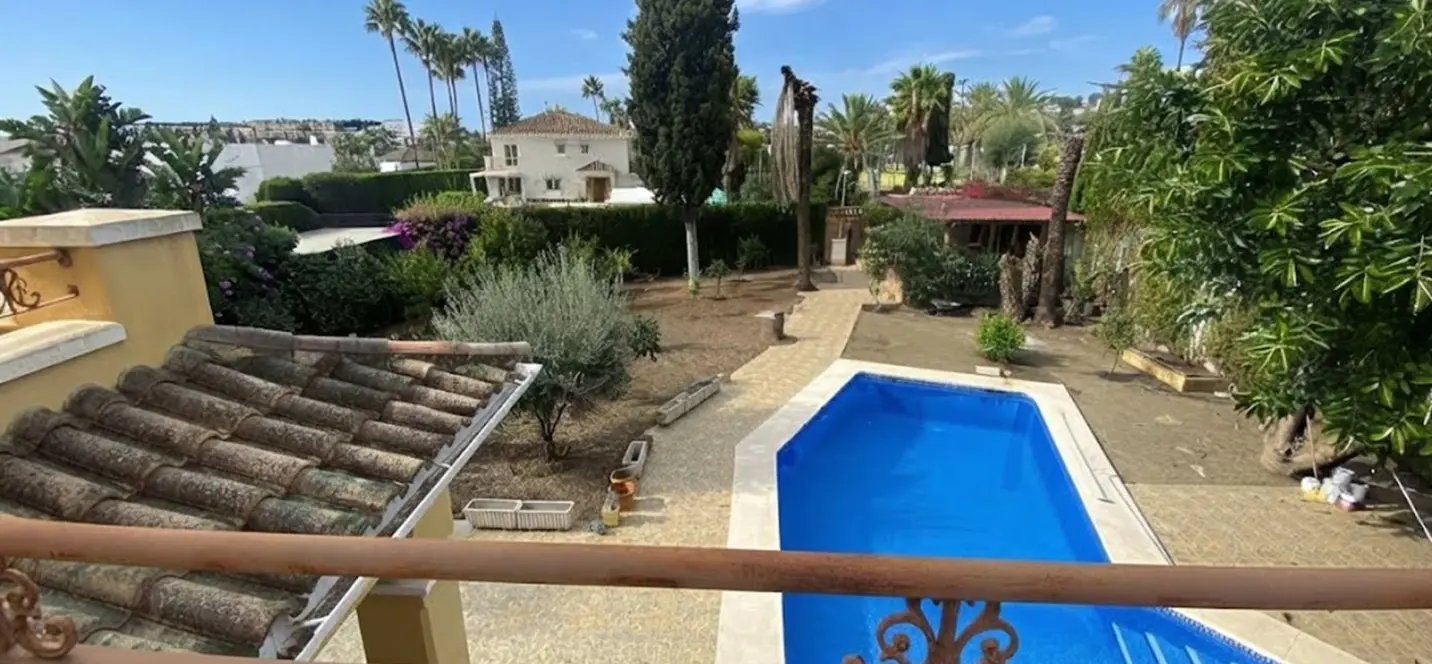 Venta de villa independiente en Nueva Andalucía 1