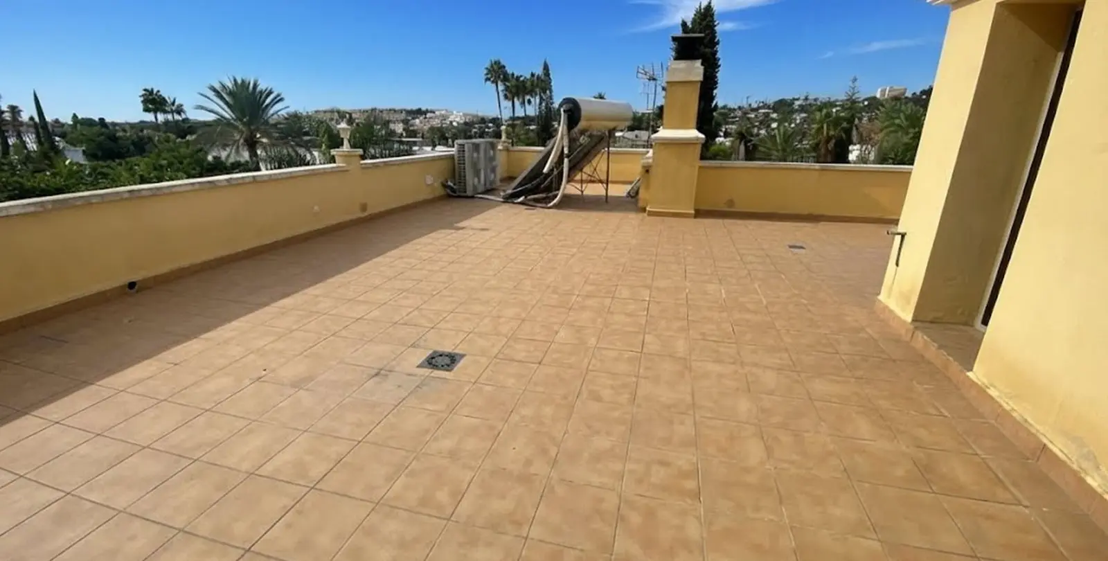 Venta de villa independiente en Nueva Andalucía 5