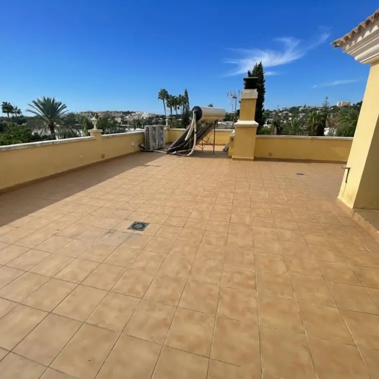 Venta de villa independiente en Nueva Andalucía