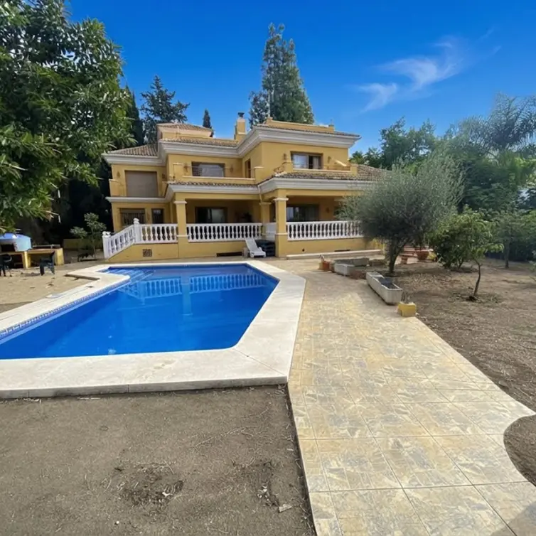 Venta de villa independiente en Nueva Andalucía