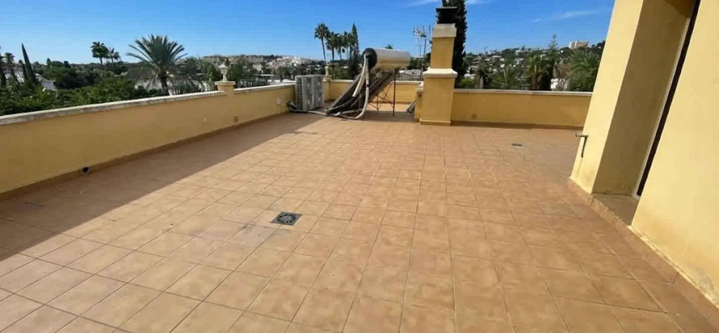 Venta de villa independiente en Nueva Andalucía 4
