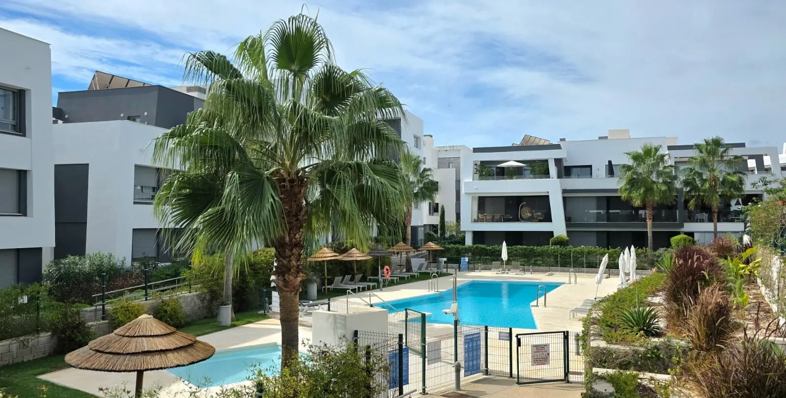 Venta de apartamento en planta baja en Selwo 1