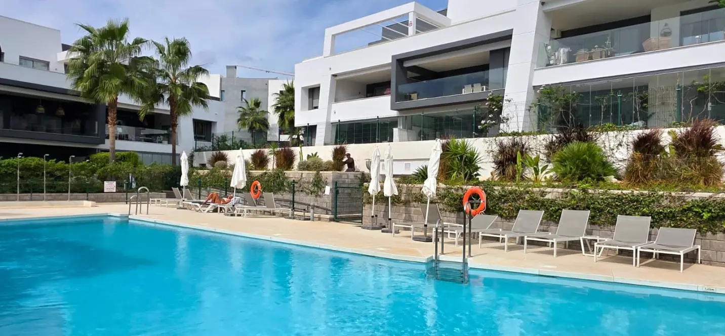 Venta de apartamento en planta baja en Selwo 1