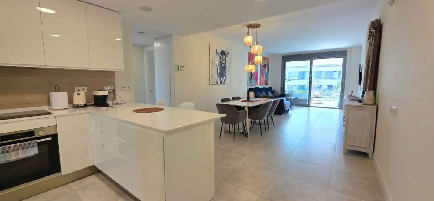 Venta de apartamento en planta baja en Selwo 2