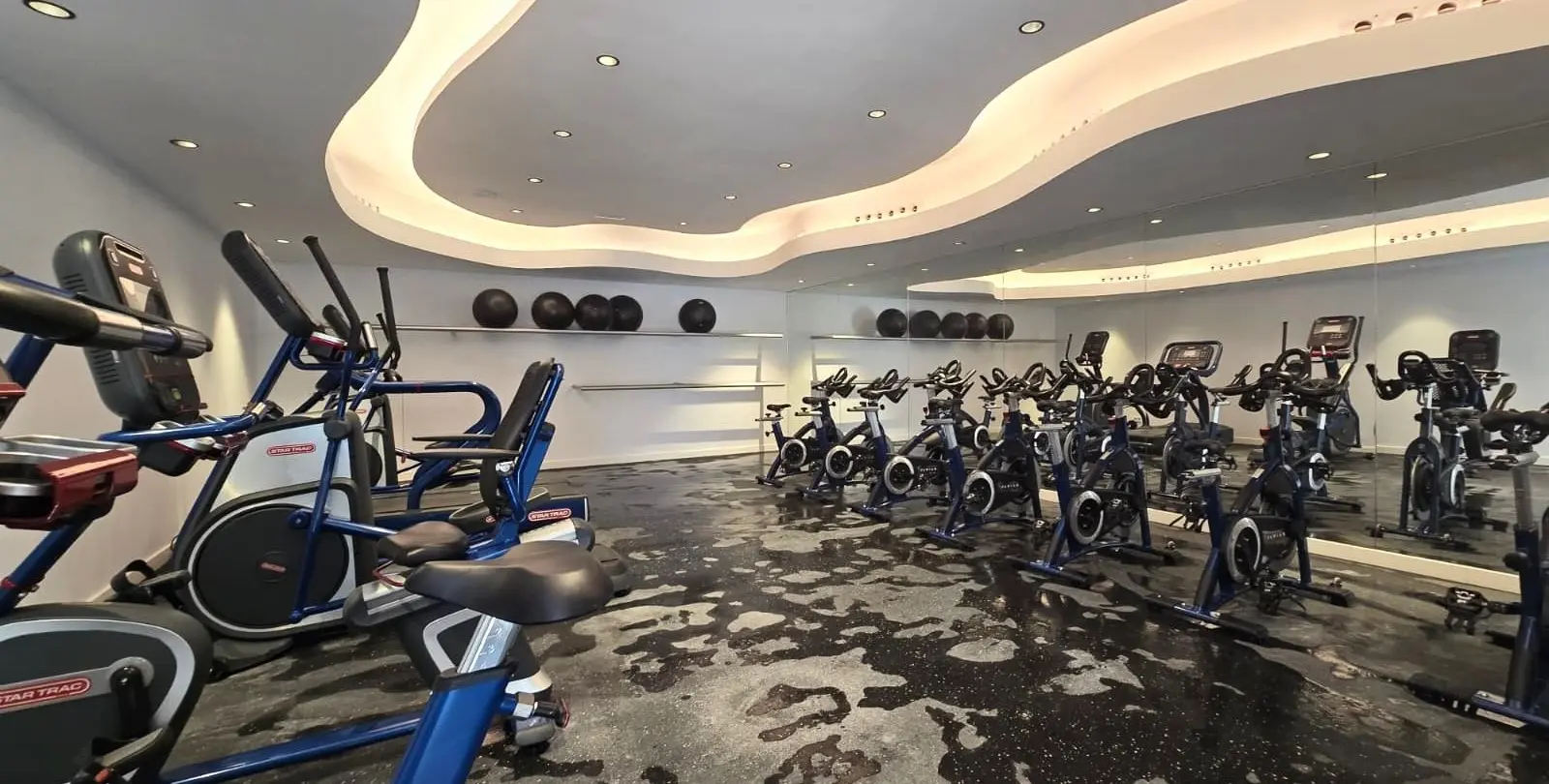 Venta de apartamento en planta baja en Selwo 23